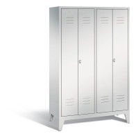 C+P Garderobenschrank, die Klassischen, 4 Abteile/Türen für 2 Person, Abteilbreite 300 mm, mit Füßen Lichtgrau RAL 7035 / Lichtgrau RAL 7035